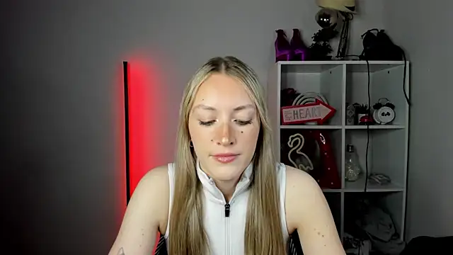 EvelynBlond online show from 06/17/26, 10:25