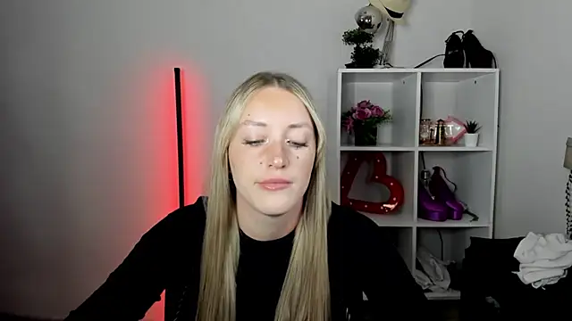 EvelynBlond online show from 07/17/26, 12:46