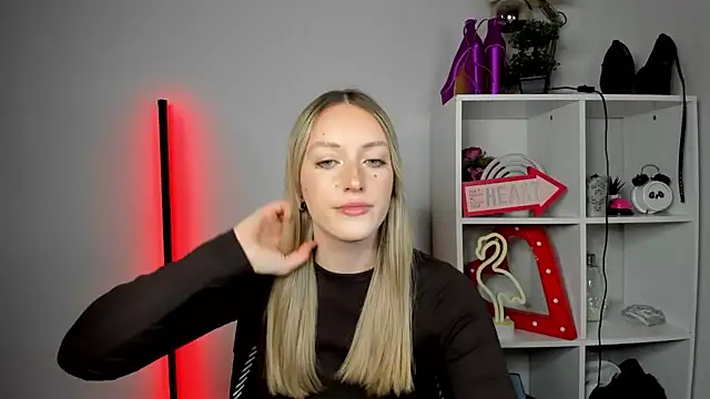 EvelynBlond online show from 05/19/26, 12:45