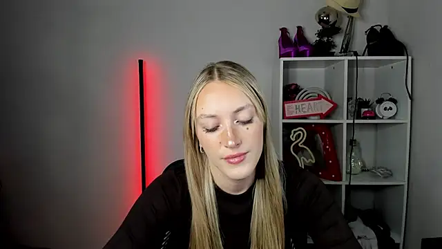 EvelynBlond online show from 06/24/26, 12:37
