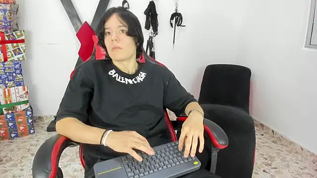 Kenai Lavis online show from 12/19/25, 08:11