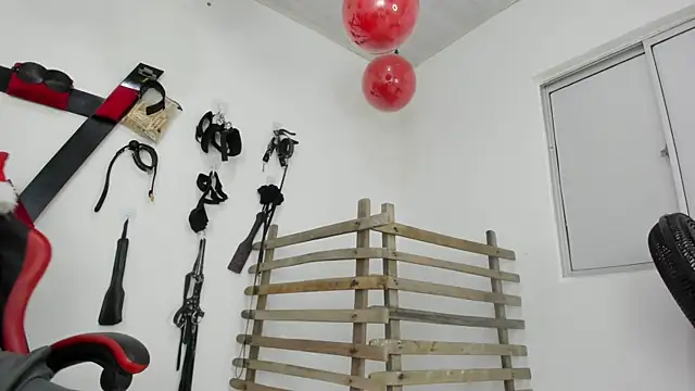 Snapshot of RoughSex_and_BDSM chatting on 12/21/25, 04:25 RoughSex and BDSM online show from 12/21/25, 04:25