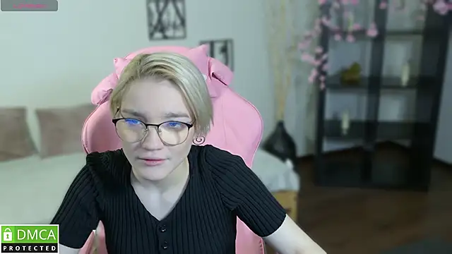 Megan Lora online show from 12/01/25, 08:15