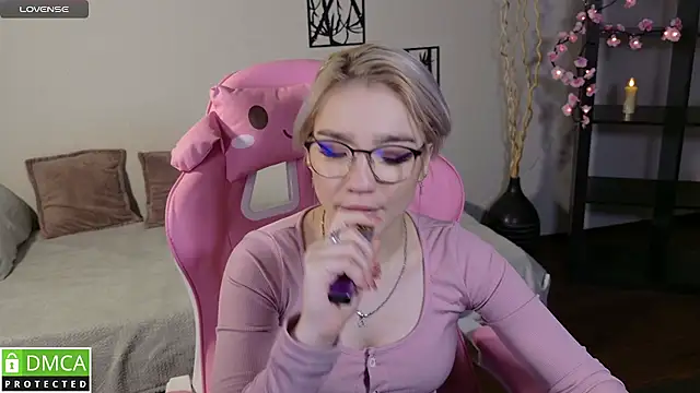 Megan Lora online show from 11/21/25, 08:35