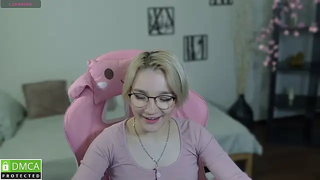 Megan Lora online show from 12/02/25, 01:28