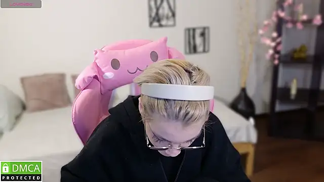 Megan Lora online show from 11/27/25, 01:17