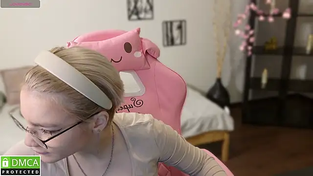 Megan Lora online show from 11/26/25, 01:05