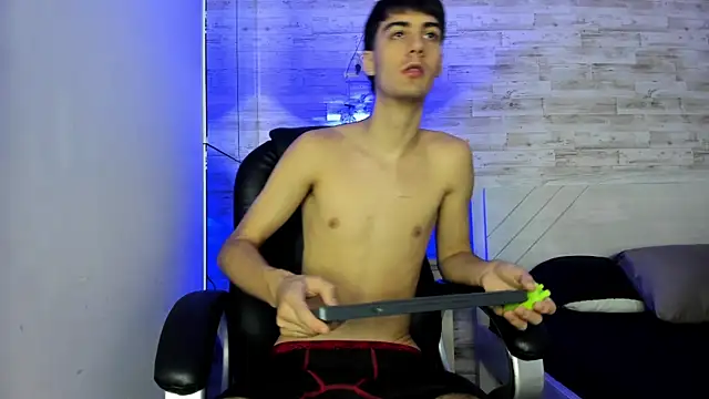 Snapshot of Emir_Ozan_ chatting on 11/30/25, 11:00 Emir Ozan online show from 11/30/25, 11:00