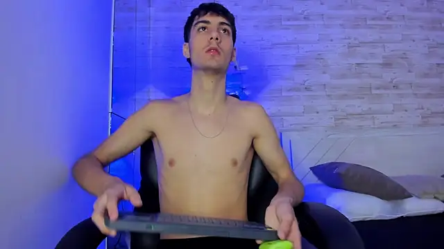 Snapshot of Emir_Ozan_ chatting on 12/01/25, 11:11 Emir Ozan online show from 12/01/25, 11:11