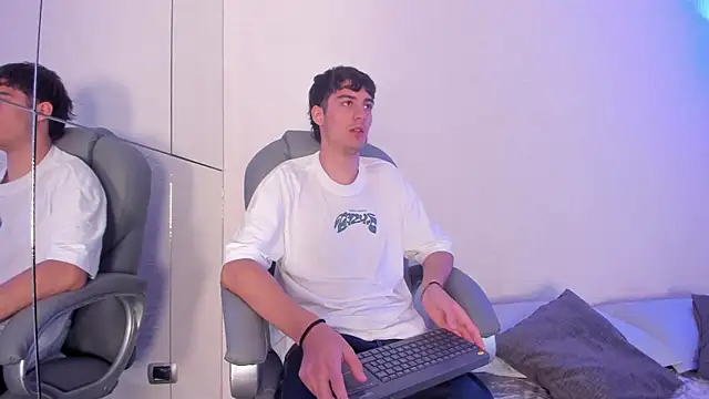 Snapshot of Emir_Ozan_ chatting on 11/21/25, 11:31 Emir Ozan online show from 11/21/25, 11:31