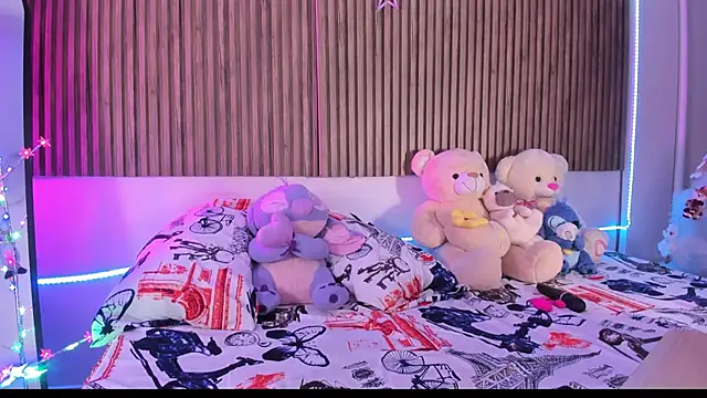 Snapshot of Hayley-Fox chatting on 12/14/25, 01:45 Hayley-Fox online show from 12/14/25, 01:45