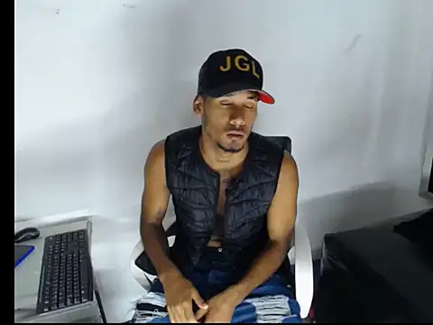 Snapshot of Straight_latinX chatting on 11/28/25, 03:50 Straight latinX online show from 11/28/25, 03:50