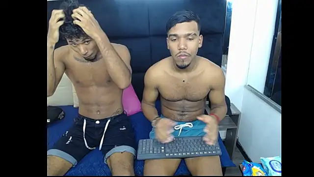 Snapshot of Straight_latinX chatting on 11/22/25, 03:05 Straight latinX online show from 11/22/25, 03:05