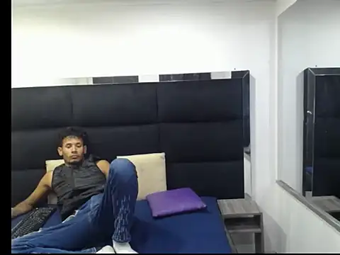 Snapshot of Straight_latinX chatting on 11/30/25, 04:13 Straight latinX online show from 11/30/25, 04:13