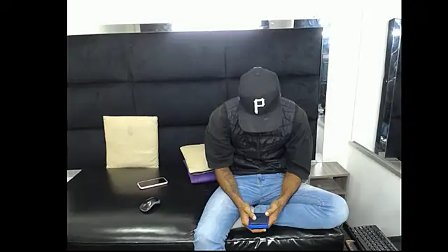 Snapshot of Straight_latinX chatting on 11/23/25, 05:39 Straight latinX online show from 11/23/25, 05:39