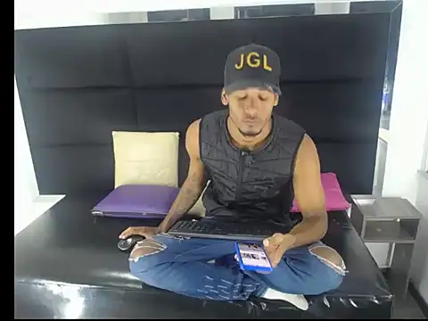 Snapshot of Straight_latinX chatting on 11/29/25, 03:17 Straight latinX online show from 11/29/25, 03:17