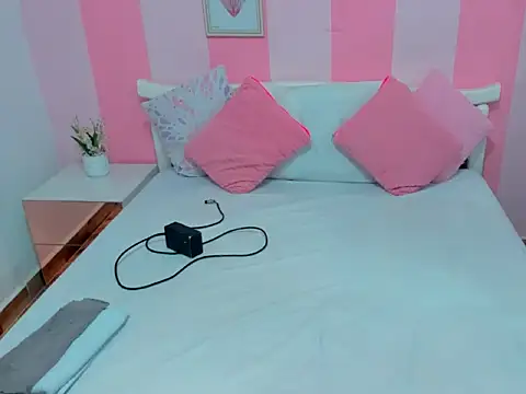 lathiffa online show from 11/25/25, 09:04