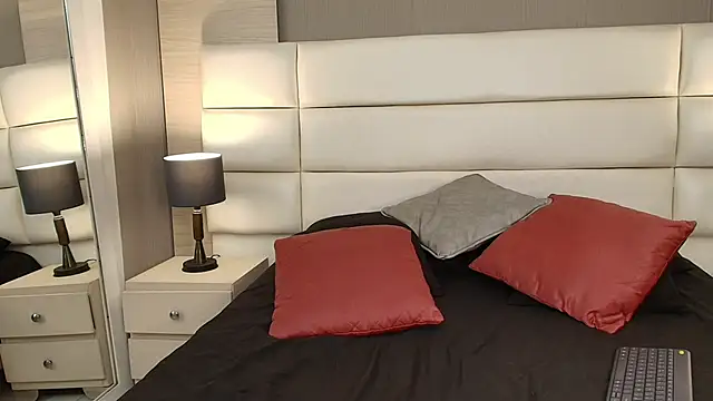 Snapshot of SkalerthFoxx chatting on 04/14/26, 01:27 SkalerthFoxx online show from 04/14/26, 01:27