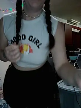 Snapshot of LaylaLucis chatting on 12/20/25, 01:41 LaylaLucis online show from 12/20/25, 01:41