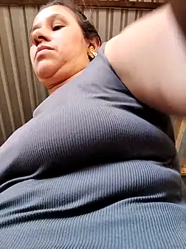 Snapshot of MIA-LARIOS chatting on 04/05/26, 04:02 MIA-LARIOS online show from 04/05/26, 04:02