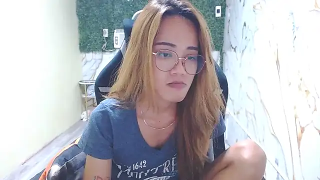 imadriana12 online show from 11/25/25, 08:47