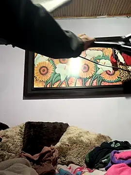 Yunaraa online show from 11/28/25, 11:05