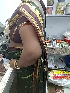 Snapshot of Desicouple1706 chatting on 12/18/25, 01:48 Desicouple1706 online show from 12/18/25, 01:48