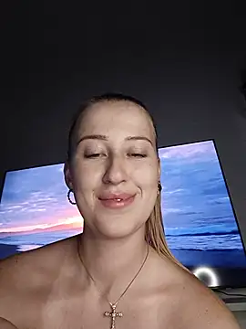 Snapshot of Susiee_Redd chatting on 06/22/26, 10:07 Susiee Redd online show from 06/22/26, 10:07