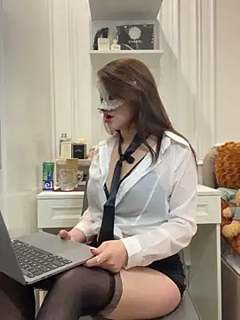 Queen-of-Love online show from 04/12/26, 09:12