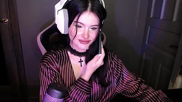 Moon raven online show from 12/15/25, 05:30