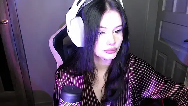 Moon raven online show from 12/16/25, 03:49