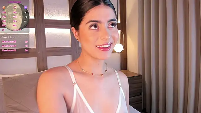 Snapshot of SarhaVega chatting on 12/15/25, 01:28 SarhaVega online show from 12/15/25, 01:28