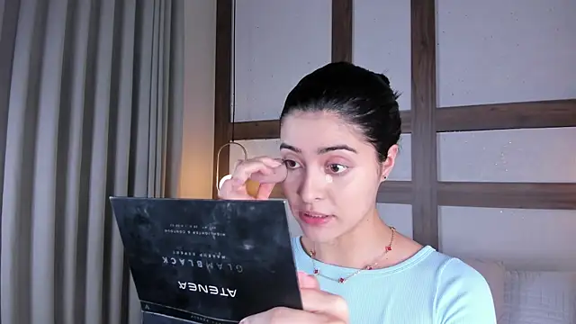 Snapshot of SarhaVega chatting on 12/22/25, 01:22 SarhaVega online show from 12/22/25, 01:22