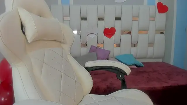 mask red girl online show from 02/19/26, 12:24