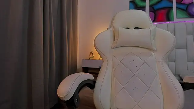 mask red girl online show from 04/17/26, 01:03