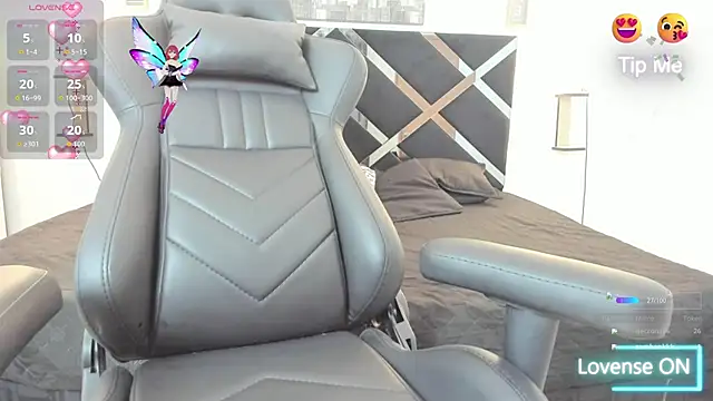 mask red girl online show from 11/21/25, 08:19