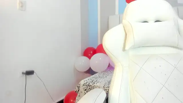 mask red girl online show from 02/23/26, 12:39