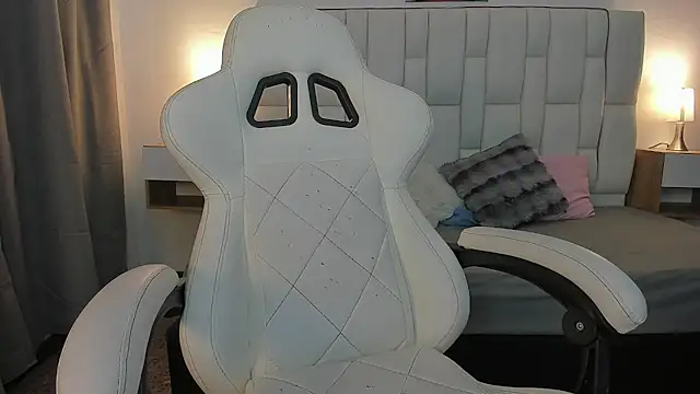 mask red girl online show from 03/13/26, 01:16