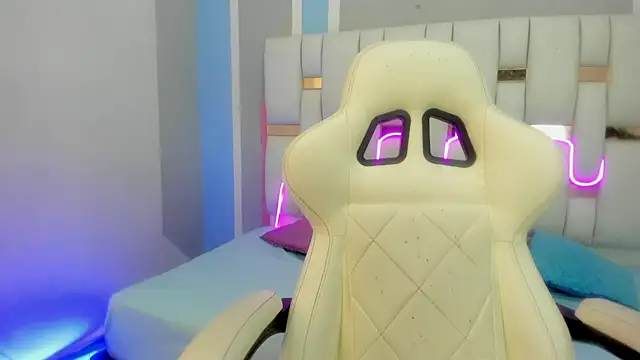 mask red girl online show from 02/07/26, 12:35