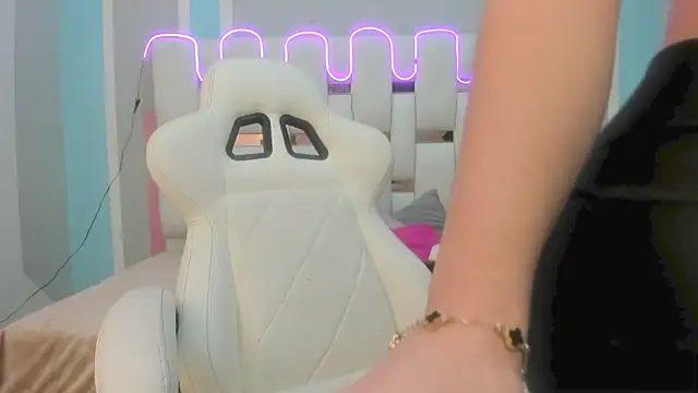 mask red girl online show from 01/07/26, 12:43