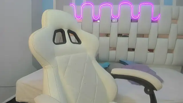 mask red girl online show from 01/08/26, 12:11