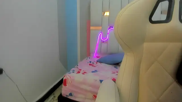 mask red girl online show from 02/10/26, 12:37