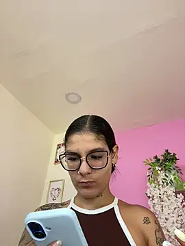 Snapshot of LauraRaider chatting on 07/16/26, 02:19 LauraRaider online show from 07/16/26, 02:19