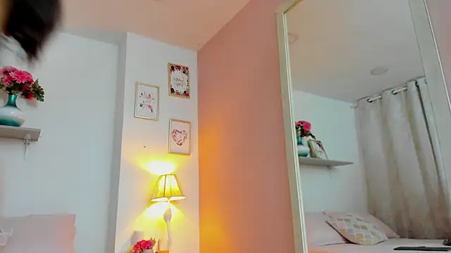 LauraRaider online show from 11/24/25, 08:53