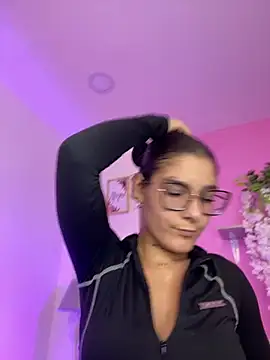 Snapshot of LauraRaider chatting on 07/12/26, 12:33 LauraRaider online show from 07/12/26, 12:33