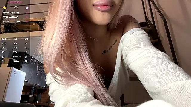 Snapshot of EIeniVanwart chatting on 02/07/26, 04:59 EIeniVanwart online show from 02/07/26, 04:59