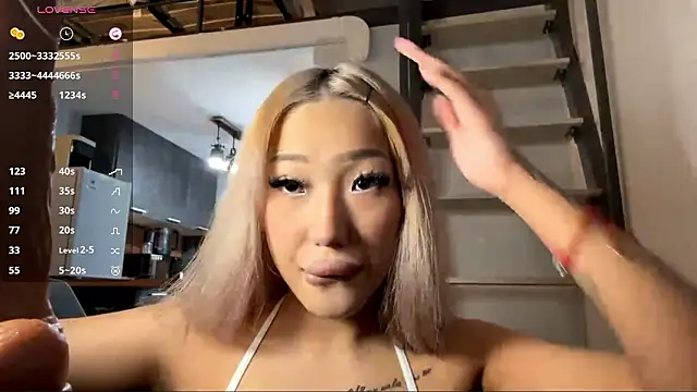 Snapshot of EIeniVanwart chatting on 02/05/26, 03:52 EIeniVanwart online show from 02/05/26, 03:52