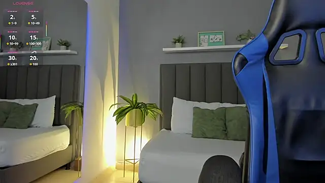 Snapshot of lindaa_natashaa_ chatting on 11/28/25, 02:23 lindaa natashaa online show from 11/28/25, 02:23