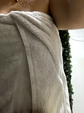 Snapshot of emiirosse chatting on 01/09/26, 01:45 emiirosse online show from 01/09/26, 01:45