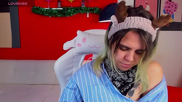 LiraBelle online show from 12/19/25, 03:21